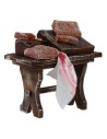 Banco in legno con carne e salumi cm 7x4x7,5 per statue da