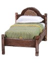 Cama individual de madera envejecida con relieve superior de 4x7x4,5 cm.